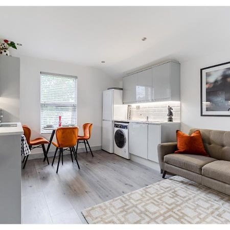 Cozy And Stylish 2 Bedroom Flat In Greater London Exterior photo